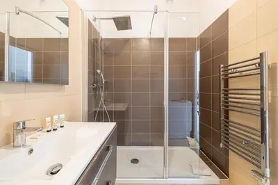 Salle de bains dans l'établissement L'ESCAPADE CITADINE avec 2 chambres, proche de la Croisette, des plages et du Palais
