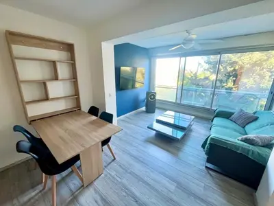 Coin salon dans l'établissement Apt Golfe Juan - 5min des plages - Parking privée - Piscine Rooftop