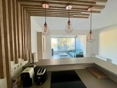 Coin salon dans l'établissement Apt Golfe Juan - 5min des plages - Parking privée - Piscine Rooftop