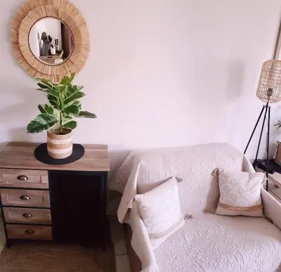 Coin salon dans l'établissement Studio au coeur de Juan à deux pas des plages
