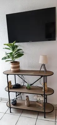 Télévision ou salle de divertissement dans l'établissement Studio au coeur de Juan à deux pas des plages