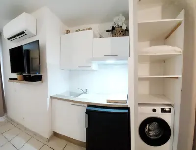 Cuisine ou kitchenette dans l'établissement Studio au coeur de Juan à deux pas des plages