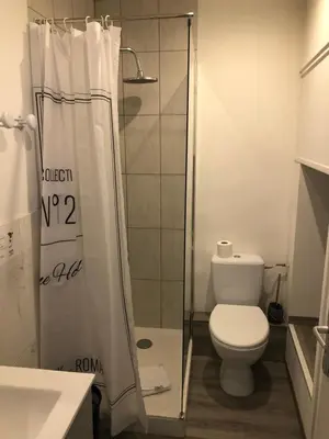 Salle de bains dans l'établissement Studios des Congrès et Festivals