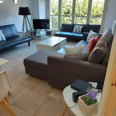 Coin salon dans l'établissement +++++ brand new flat 4 persons near Hotel Martinez, center and Palais des festivals +++++
