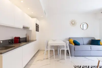 Cuisine ou kitchenette dans l'établissement Brand new 2 bedrooms next to Croisette !