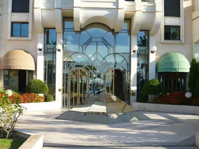 Façade ou entrée de l'établissement Appartement Relais de la Reine Cannes Croisette