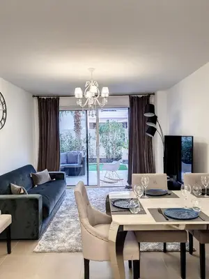 Coin salon dans l'établissement Apartment Palm Beach with a nice swimming pool