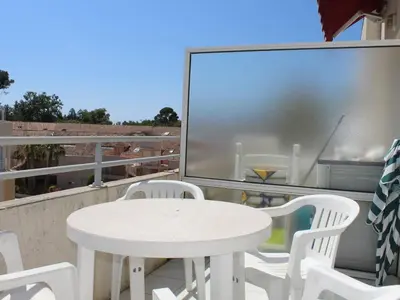 Balcon ou terrasse dans l'établissement Appartement 3 pièces avec piscine, proche plage et commerces - Villeneuve-Loubet, idéal pour 4 personnes - FR-1-252A-40