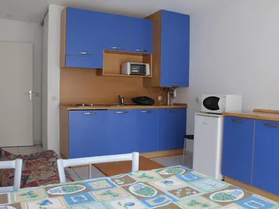 Cuisine ou kitchenette dans l'établissement Appartement 3 pièces avec piscine, proche plage et commerces - Villeneuve-Loubet, idéal pour 4 personnes - FR-1-252A-40