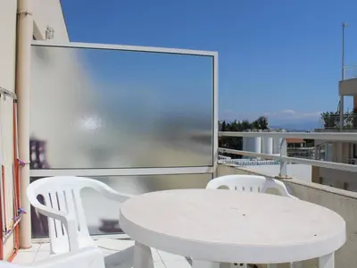 Balcon ou terrasse dans l'établissement Appartement 3 pièces avec piscine, proche plage et commerces - Villeneuve-Loubet, idéal pour 4 personnes - FR-1-252A-40