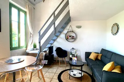 Coin salon dans l'établissement Renovated 2 bedroom duplex apartment in the center of Antibes