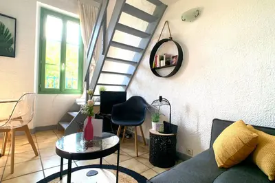 Coin salon dans l'établissement Renovated 2 bedroom duplex apartment in the center of Antibes