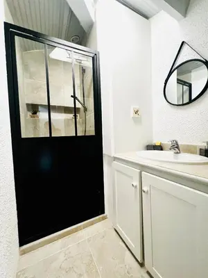 Salle de bains dans l'établissement Renovated 2 bedroom duplex apartment in the center of Antibes