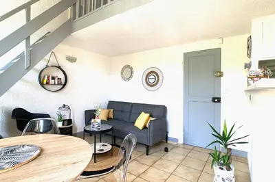 Coin salon dans l'établissement Renovated 2 bedroom duplex apartment in the center of Antibes
