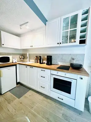Cuisine ou kitchenette dans l'établissement Renovated 2 bedroom duplex apartment in the center of Antibes