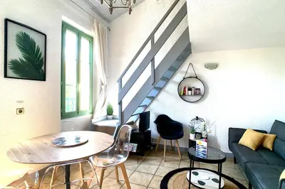 Coin salon dans l'établissement Renovated 2 bedroom duplex apartment in the center of Antibes