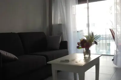 Coin salon dans l'établissement Port Vauban appartement F3 refait à neuf