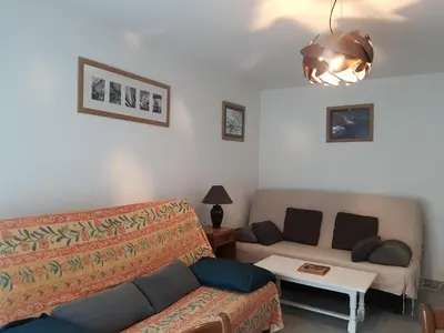 Coin salon dans l'établissement Port Vauban appartement F3 refait à neuf