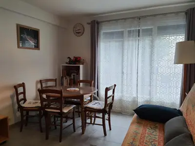 Coin salon dans l'établissement Port Vauban appartement F3 refait à neuf