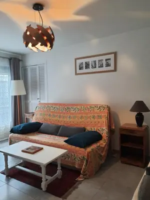 Coin salon dans l'établissement Port Vauban appartement F3 refait à neuf