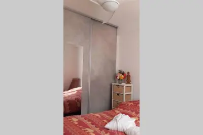 Un ou plusieurs lits dans un hébergement de l'établissement Port Vauban appartement F3 refait à neuf