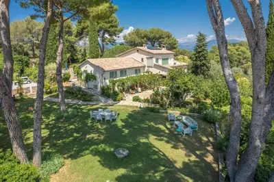 Jardin de l'établissement Domaine des Encourdoules
