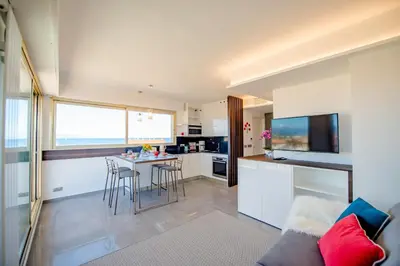 Cuisine ou kitchenette dans l'établissement High Standing with Incredible Old Antibes and Sea views