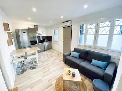 Télévision ou salle de divertissement dans l'établissement CAUVI - Antibes Centre, WIFI, Climatisation, 4 personnes