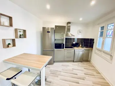 Cuisine ou kitchenette dans l'établissement CAUVI - Antibes Centre, WIFI, Climatisation, 4 personnes
