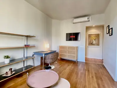 Télévision ou salle de divertissement dans l'établissement Latour Maubourg SCLS - Clim, Wifi, Croisette