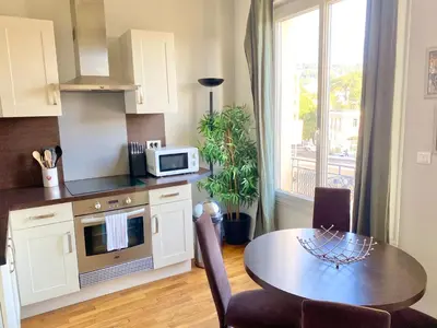 Cuisine ou kitchenette dans l'établissement Latour Maubourg SCLS - Clim, Wifi, Croisette