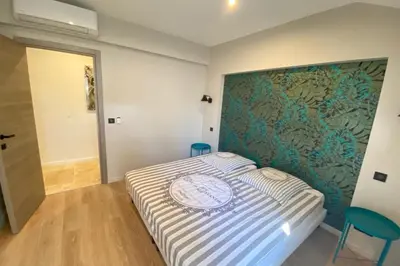 Un ou plusieurs lits dans un hébergement de l'établissement Brand new 4 bedrooms 4 bathrooms Heart of Cannes