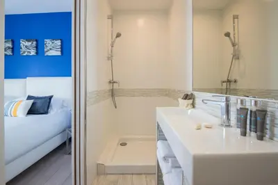 Salle de bains dans l'établissement O Carré Croisette Cannes