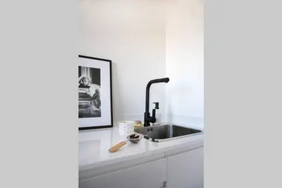 Cuisine ou kitchenette dans l'établissement Juan les pins, près de la plage