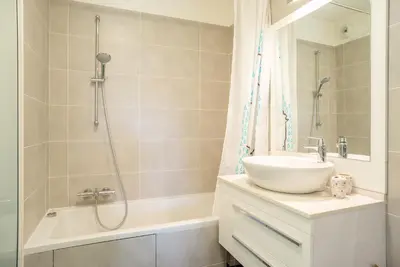 Salle de bains dans l'établissement Parc Eugenie by Welcome to Cannes