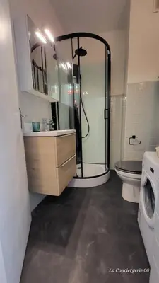 Salle de bains dans l'établissement CANNES STUDIO - wifi, clim