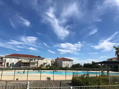 Piscine de l'établissement Juan Flore: Calme absolu à 100m de la plage ou située à proximité