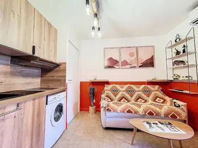 Cuisine ou kitchenette dans l'établissement Cosy, Wi-Fi, jardin & parking, Jasmins Studio entre Cannes et Antibes