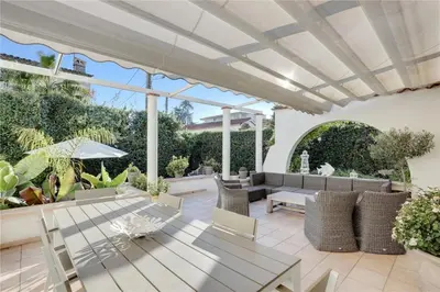 Coin salon dans l'établissement Le Cabanon Cap d Antibes 80 m de la plage