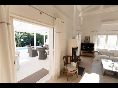 Télévision ou salle de divertissement dans l'établissement Le Cabanon Cap d Antibes 80 m de la plage