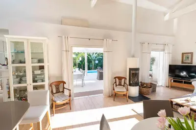 Télévision ou salle de divertissement dans l'établissement Le Cabanon Cap d Antibes 80 m de la plage