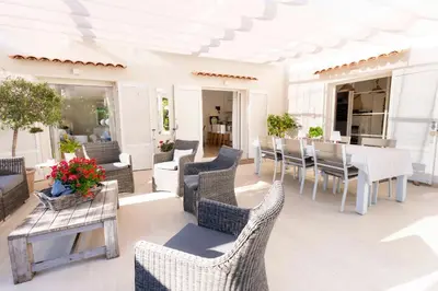 Coin salon dans l'établissement Le Cabanon Cap d Antibes 80 m de la plage