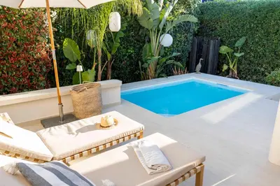 Piscine de l'établissement Le Cabanon Cap d Antibes 80 m de la plage ou située à proximité