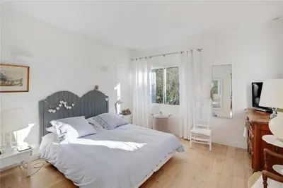 Un ou plusieurs lits dans un hébergement de l'établissement Le Cabanon Cap d Antibes 80 m de la plage