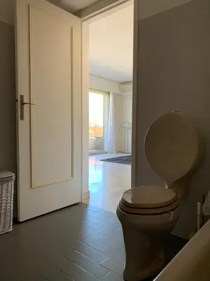Salle de bains dans l'établissement Cannes Standing proche Croisette