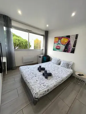Un ou plusieurs lits dans un hébergement de l'établissement Magnifique Studio dans résidence avec Piscine