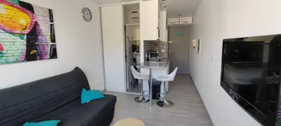 Télévision ou salle de divertissement dans l'établissement Magnifique Studio dans résidence avec Piscine