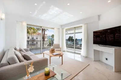 Télévision ou salle de divertissement dans l'établissement Agence des Résidences - Appartements privés du 45 CROISETTE- Prestige