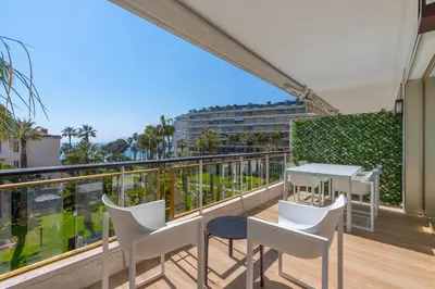Balcon ou terrasse dans l'établissement Agence des Résidences - Appartements privés du 45 CROISETTE- Prestige