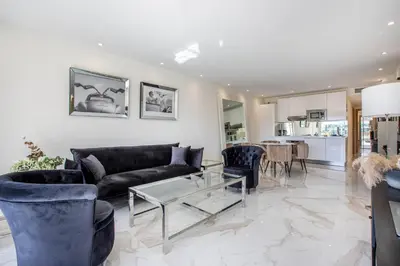 Cuisine ou kitchenette dans l'établissement Agence des Résidences - Appartements privés du 45 CROISETTE- Prestige